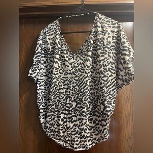Express brand v-neck leopard tan/black shortsleeve cotton blouse. Women’s small.